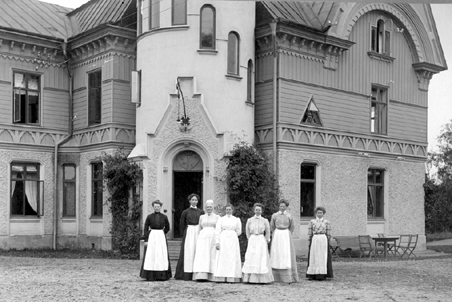 Hemhjälparna vid herrgården 1906